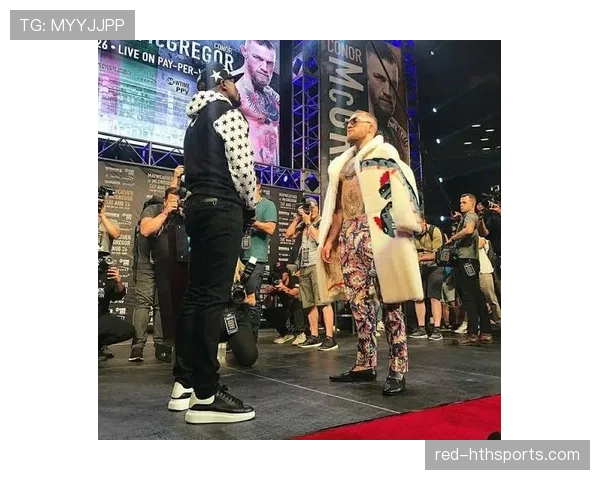 麦格雷戈在家喝杯咖啡都要配保镖站岗? 麦格雷戈在家喝杯咖啡都要配保镖站岗?